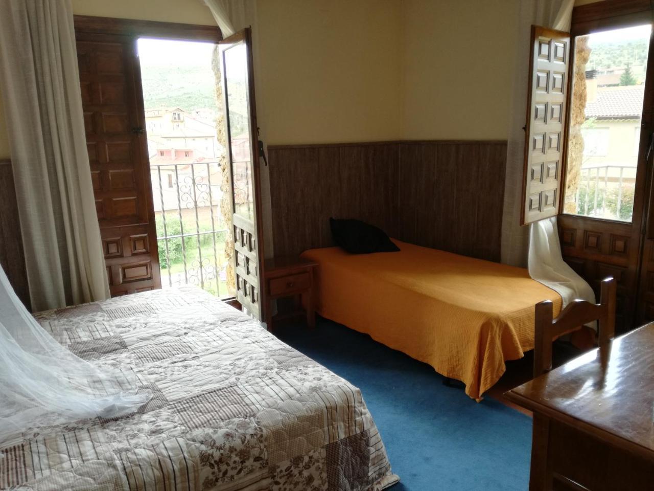 Hostal Del Tajo Peralejos de las Truchas Extérieur photo